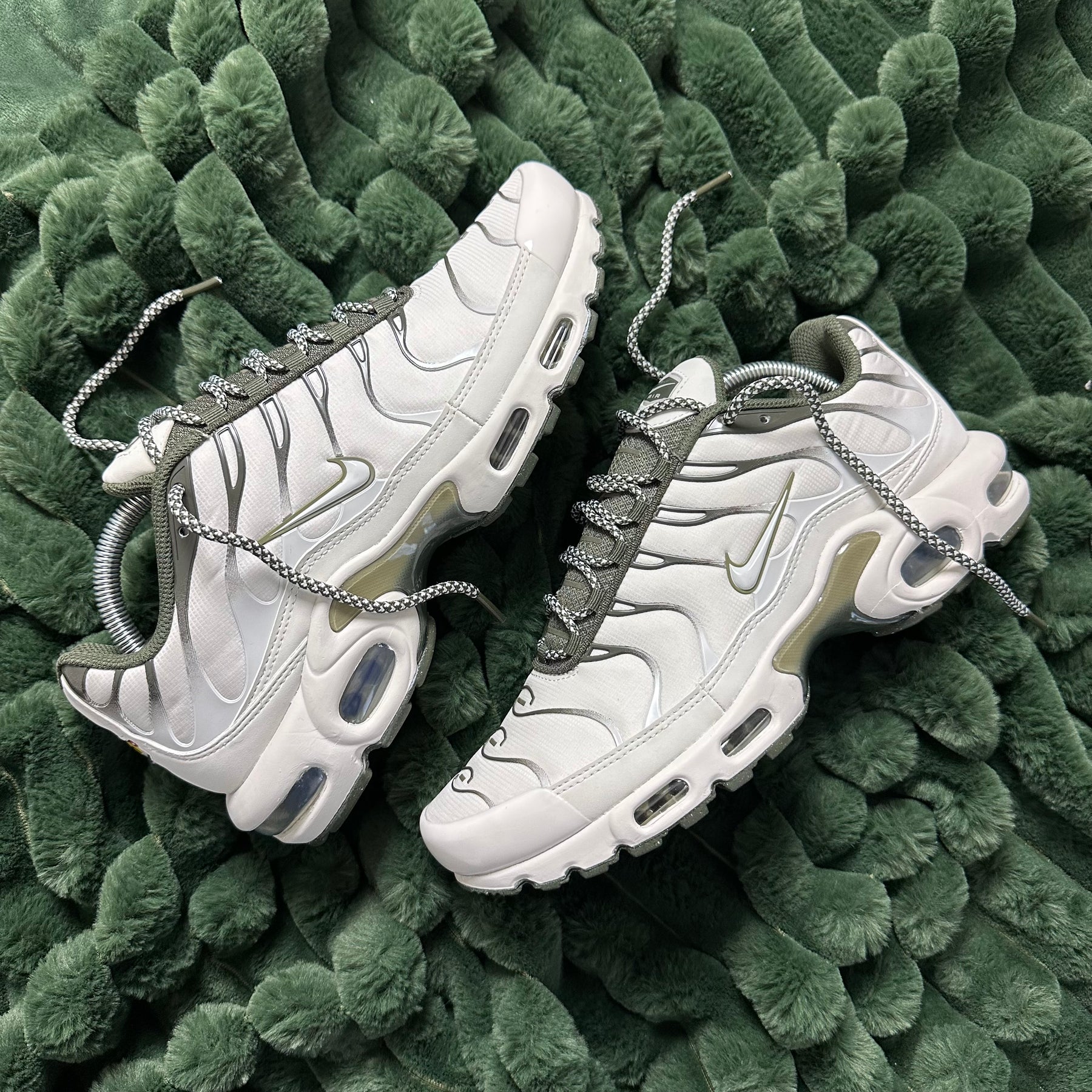 NIKE AIR MAX PLUS TN - BONE / OLIVE (CARGO KHAKI)