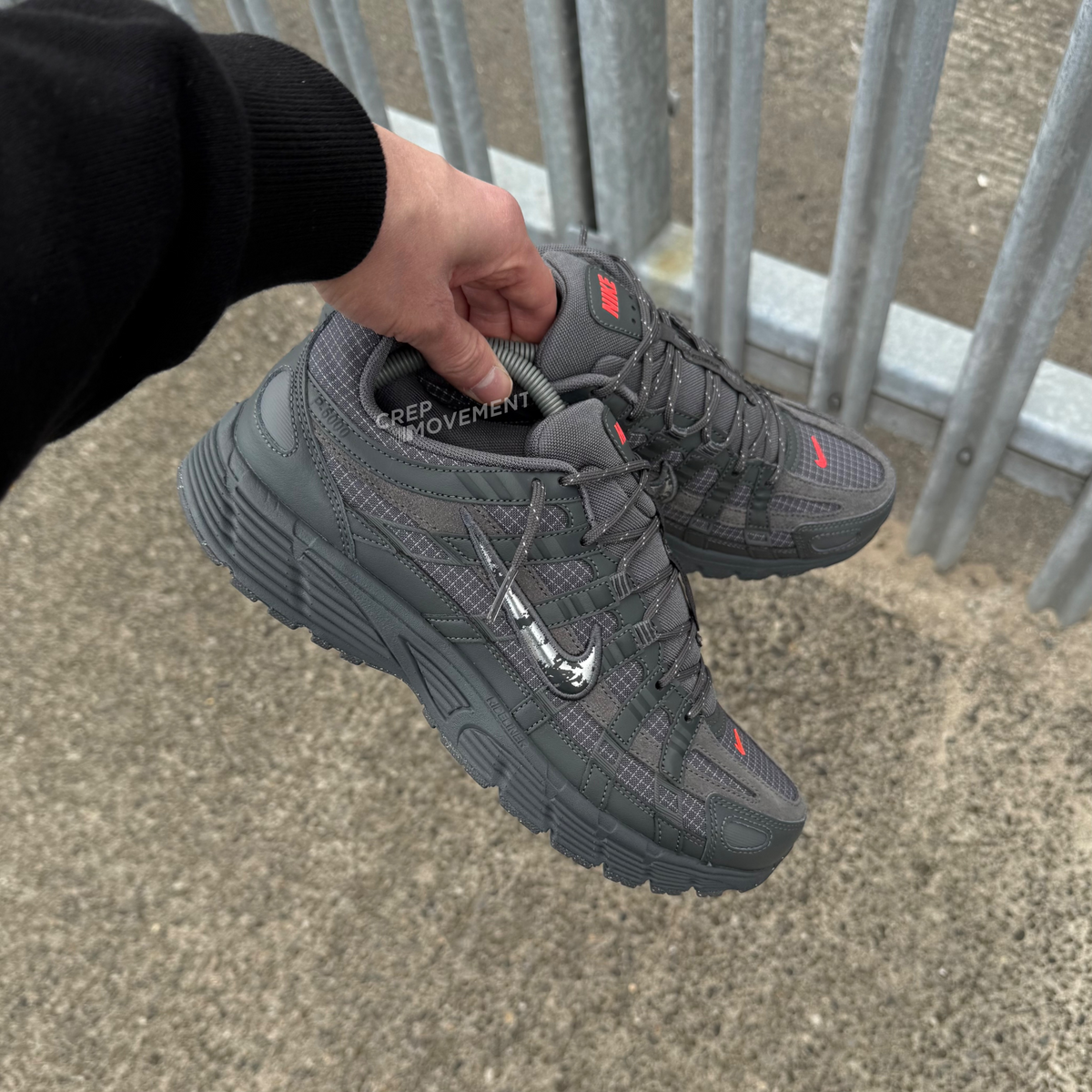 NIKE P-6000 PRM - STEEL GREY / CRIMSON
