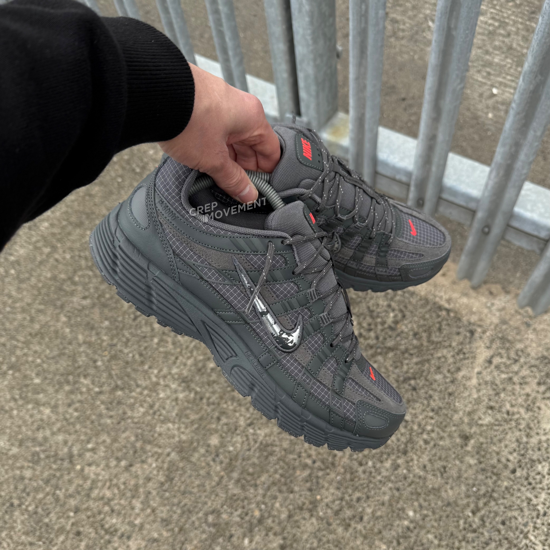 NIKE P-6000 - STEEL GREY / CRIMSON