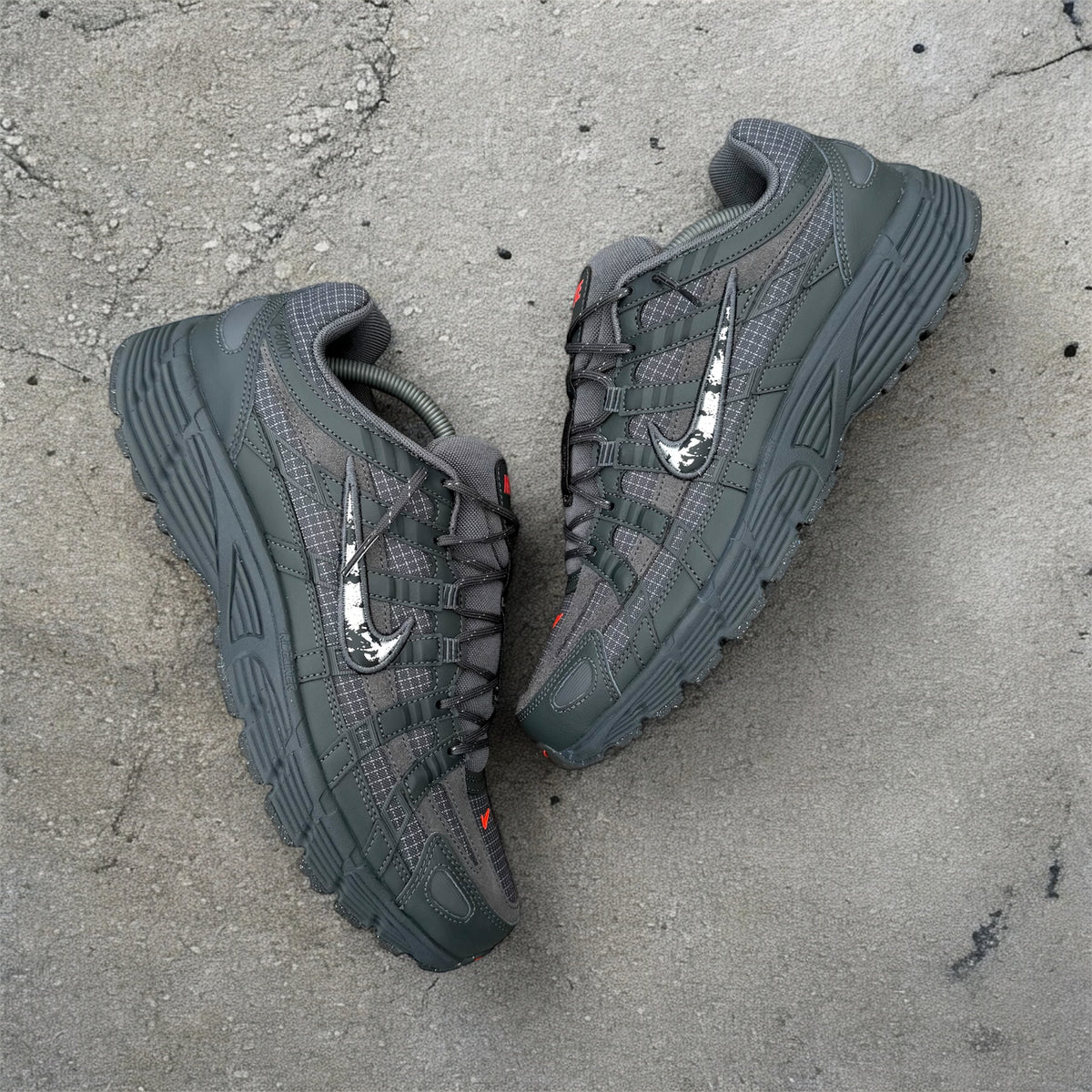 NIKE P-6000 PRM - STEEL GREY / CRIMSON