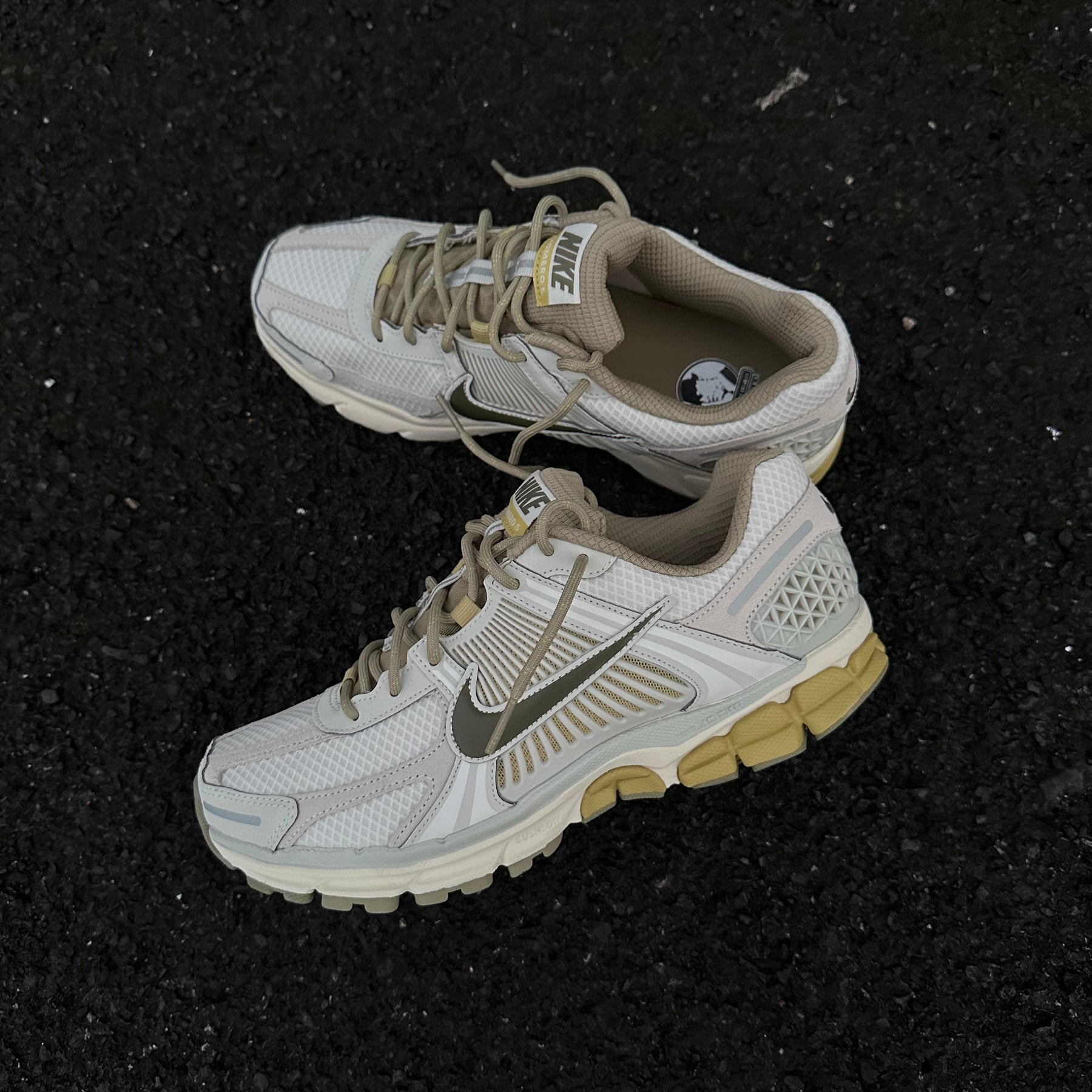 NIKE VOMERO 5 - BONE / OLIVE