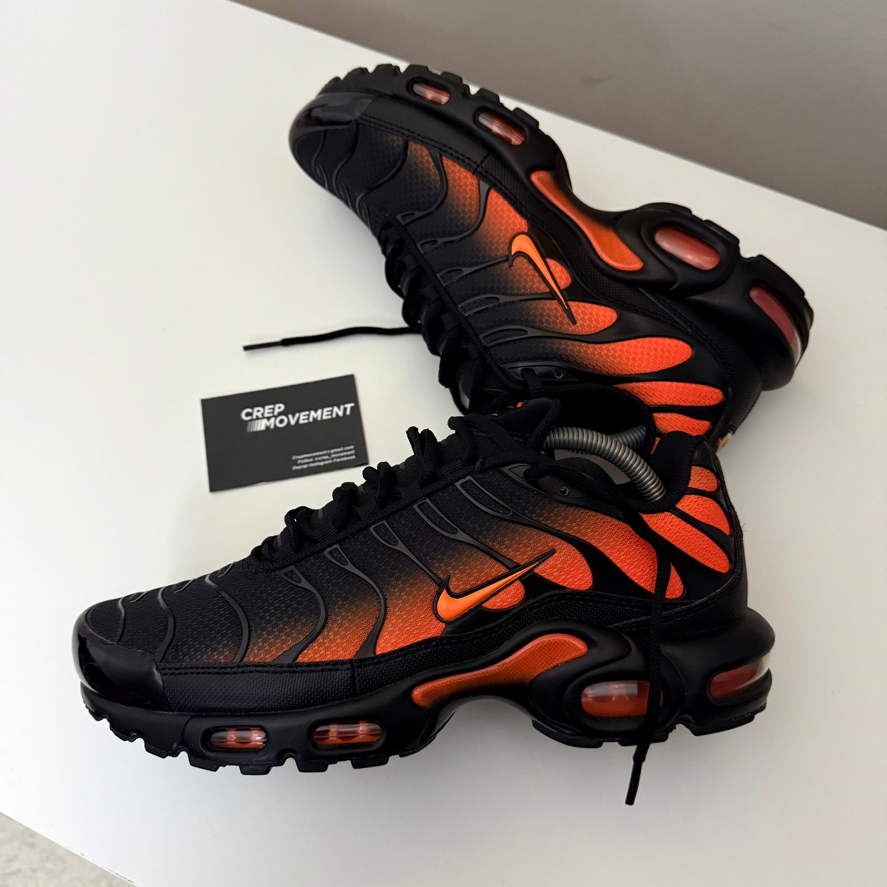 NIKE AIR MAX PLUS TN - BLACK / HOT ORANGE