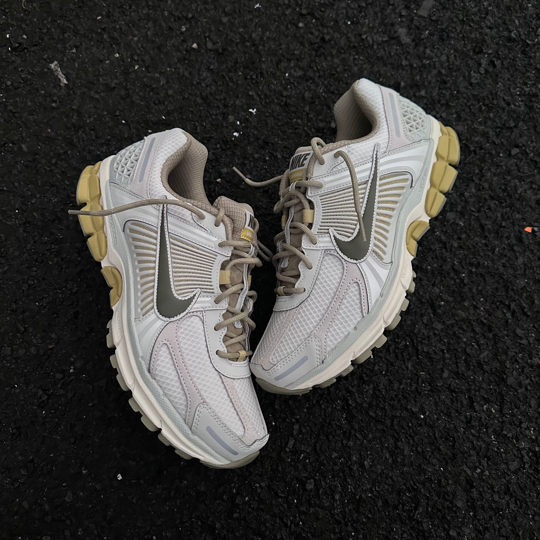 NIKE VOMERO 5 - BONE / OLIVE