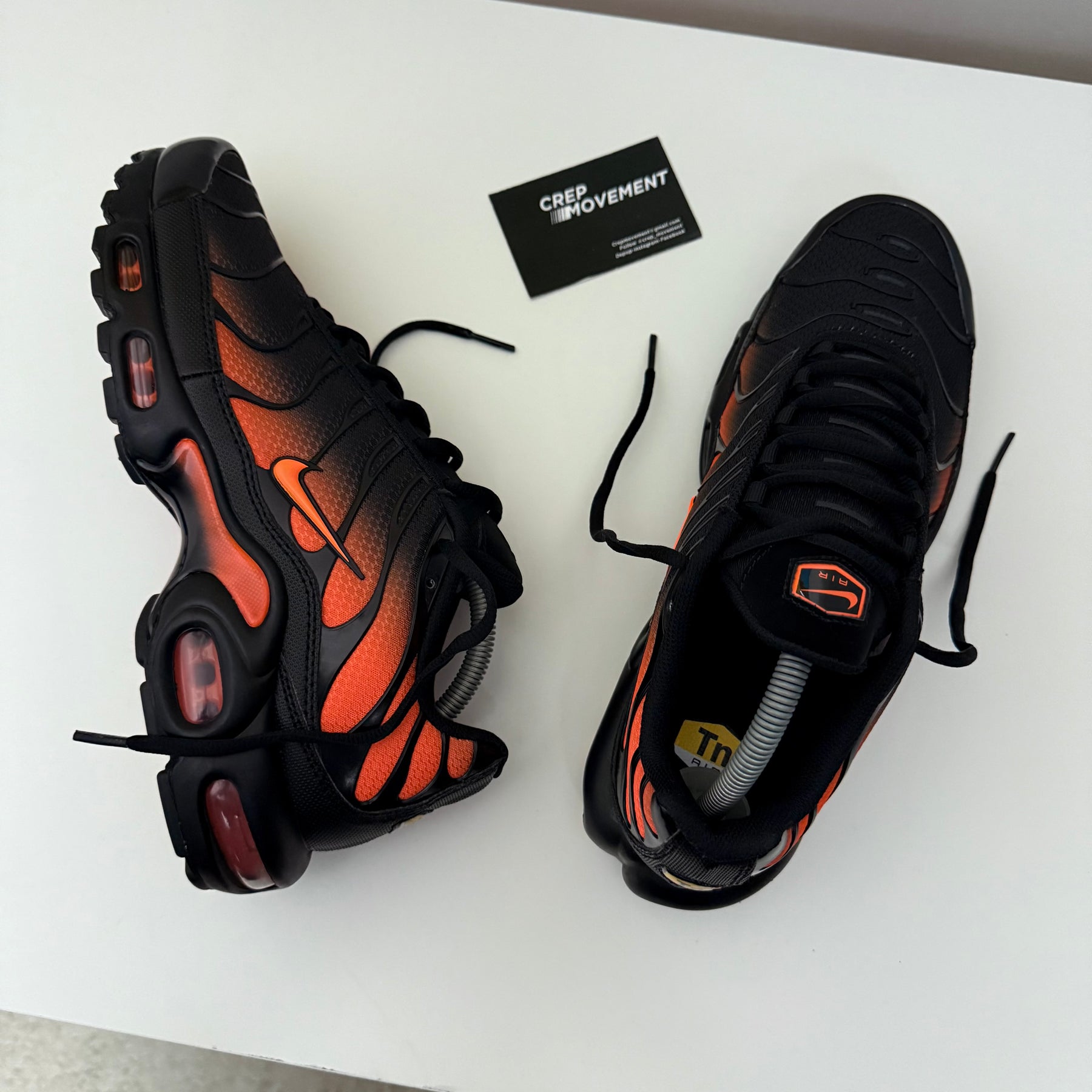 NIKE AIR MAX PLUS TN - BLACK / HOT ORANGE