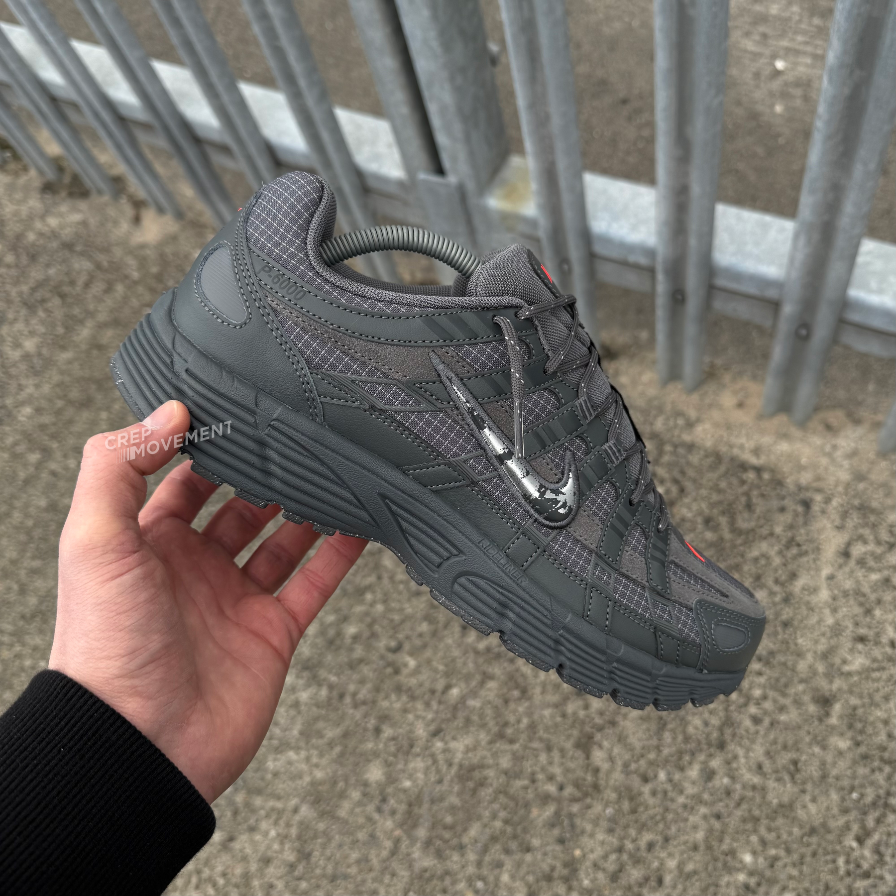NIKE P-6000 - STEEL GREY / CRIMSON
