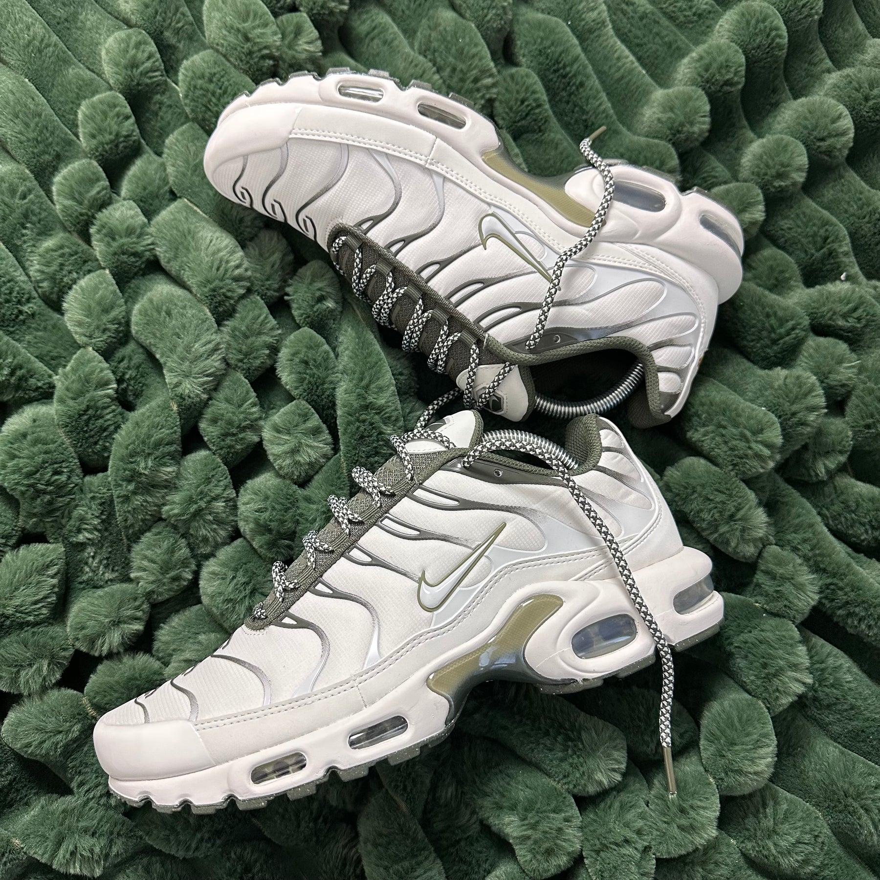 NIKE AIR MAX PLUS TN - BONE / OLIVE