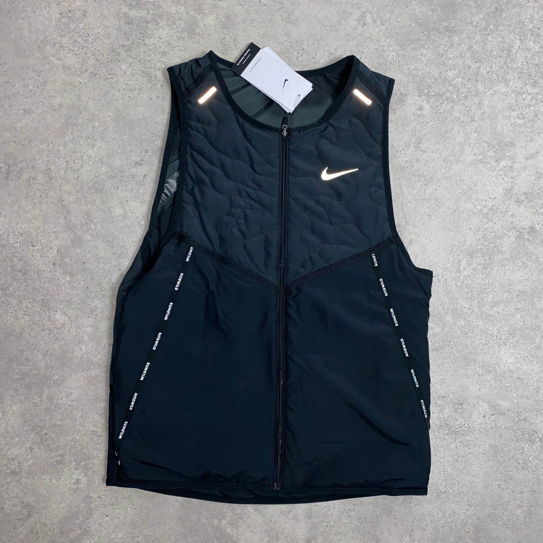 NIKE AEROLAYER REVERSIBLE GILET - BLACK