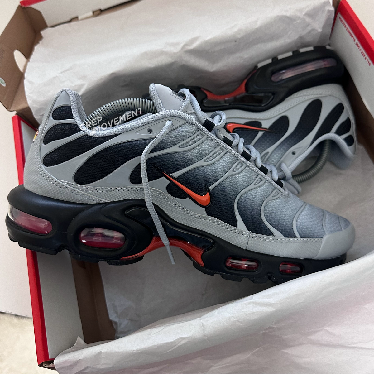 NIKE AIR MAX PLUS TN - GREY / FIERY ORANGE