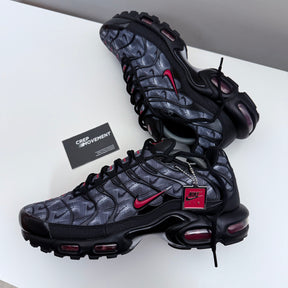 NIKE AIR MAX PLUS TN - REPEAT SWOOSH (BLACK / UNI RED)