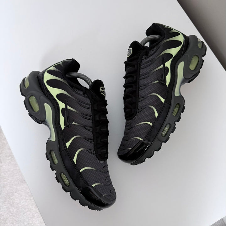 NIKE AIR MAX PLUS TN - BLACK ANTHRACITE / LIQUID LIME