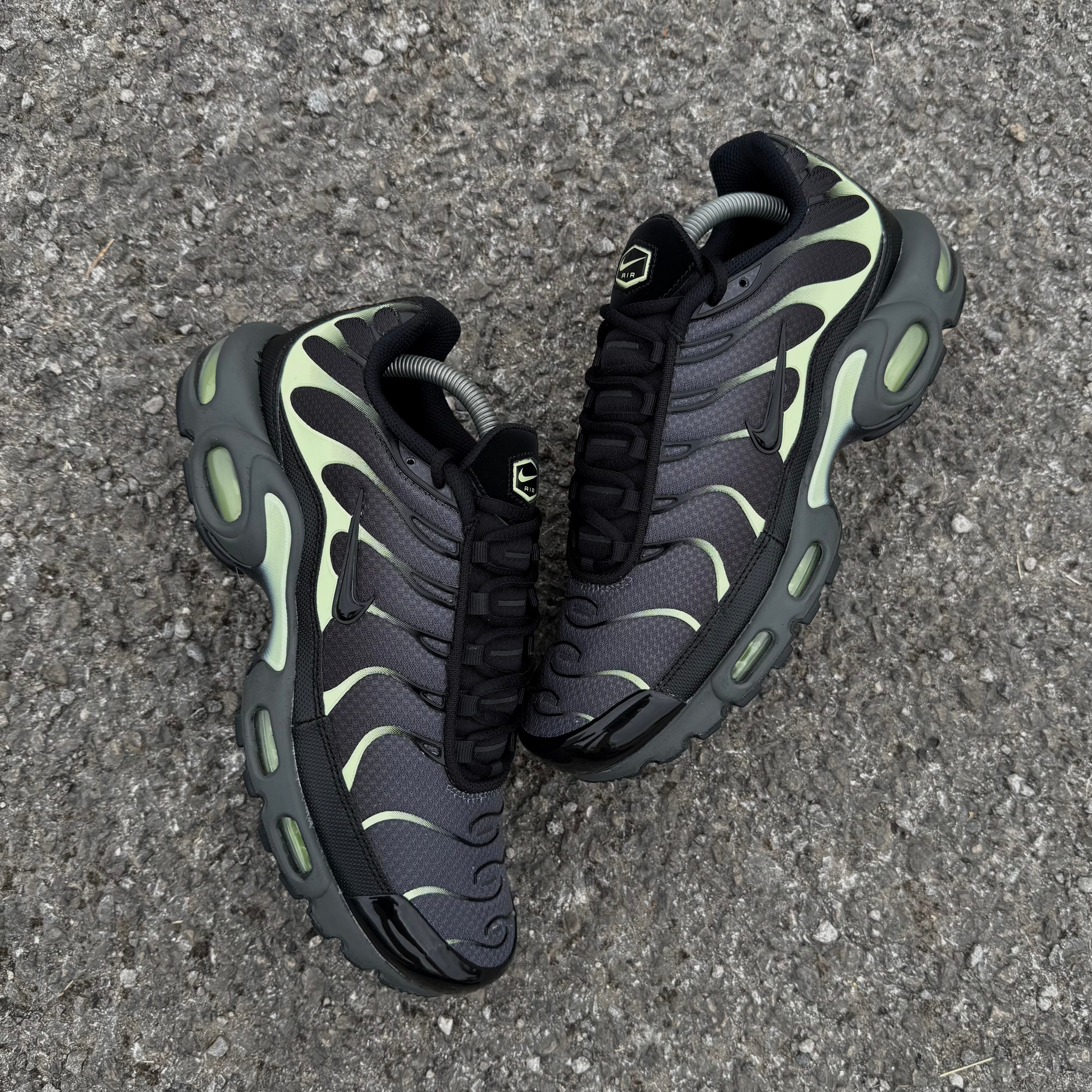NIKE AIR MAX PLUS TN - BLACK ANTHRACITE / LIQUID LIME