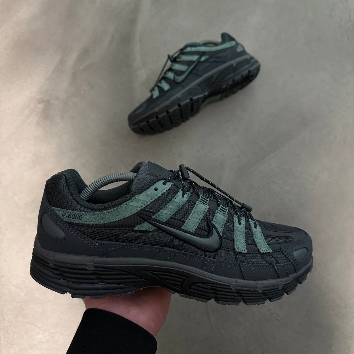 NIKE P-6000 - DARK SMOKE / CLAY GREEN