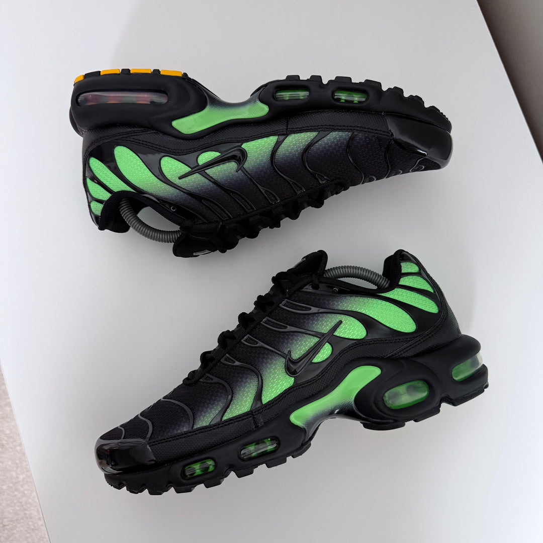 NIKE AIR MAX PLUS TN - BLACK/ ILLUSION GREEN