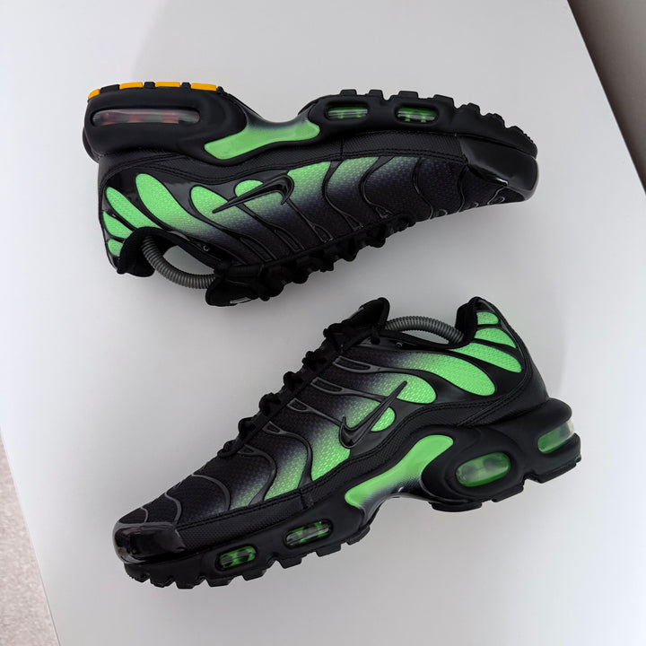 NIKE AIR MAX PLUS TN - BLACK/ ILLUSION GREEN
