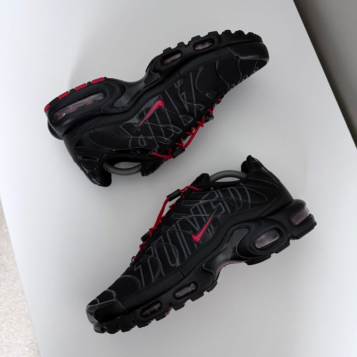 NIKE AIR MAX PLUS TN - TUNED BLACK/ RED