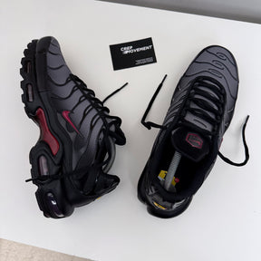 NIKE AIR MAX PLUS TN - BLACK / TEAM RED