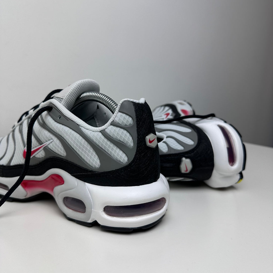 NIKE AIR MAX PLUS TN - SMOKE GREY / PHOTON RED