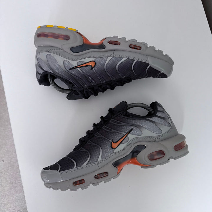 NIKE AIR MAX PLUS TN - SMOKE GREY/ ORANGE