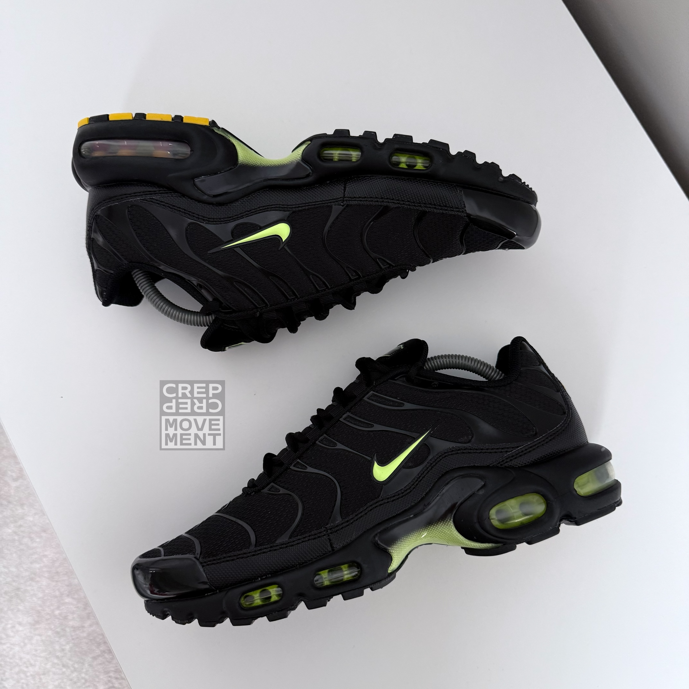 NIKE AIR MAX PLUS TN - BLACK / ICE VOLT