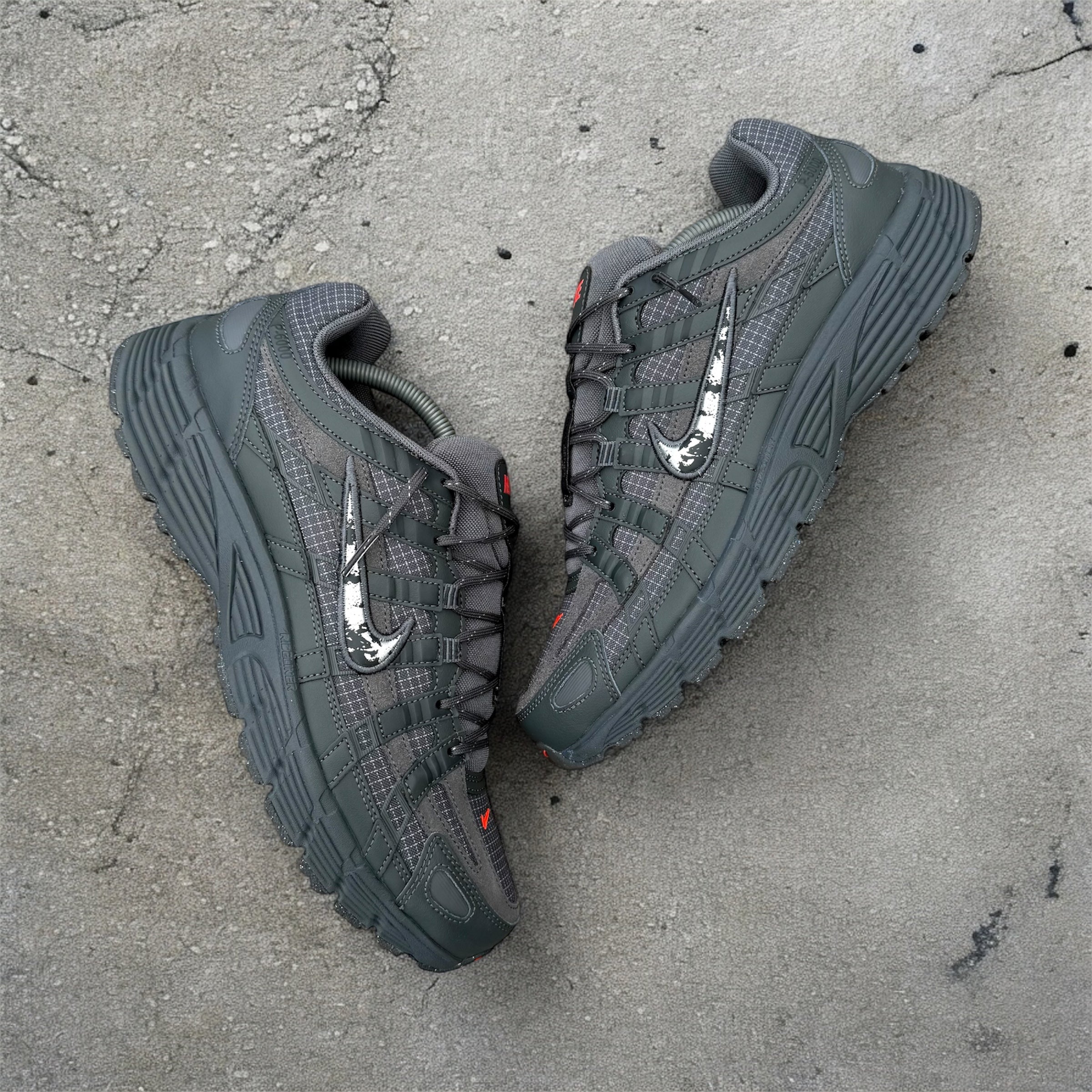 NIKE P-6000 PRM - STEEL GREY / CRIMSON