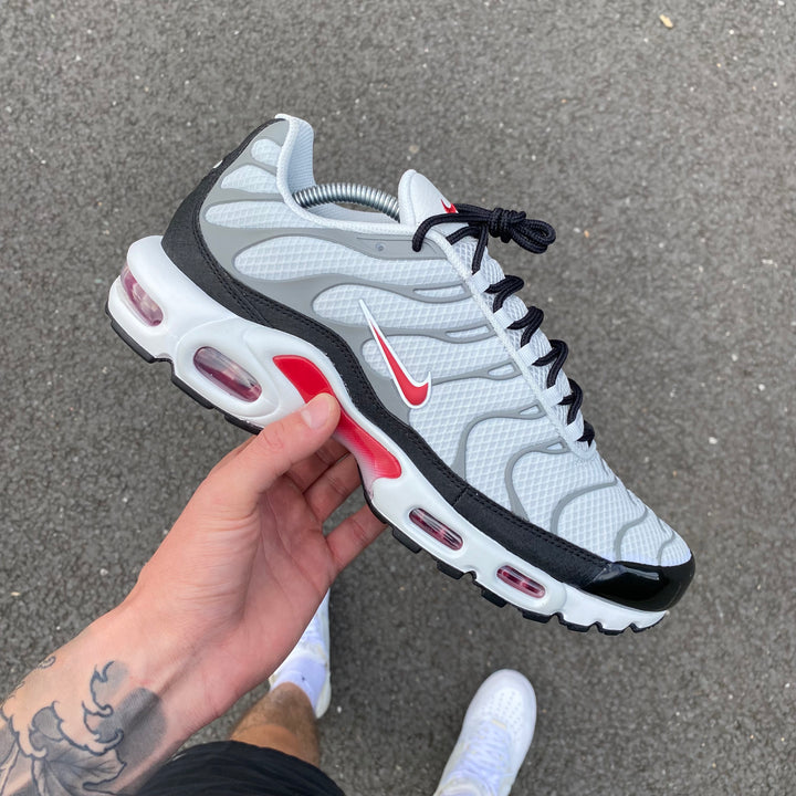 NIKE AIR MAX PLUS TN - SMOKE GREY / PHOTON RED