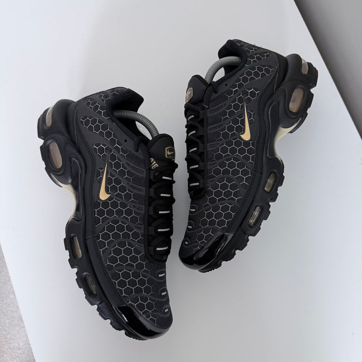 NIKE AIR MAX PLUS TN - BLACK HONEY 0161