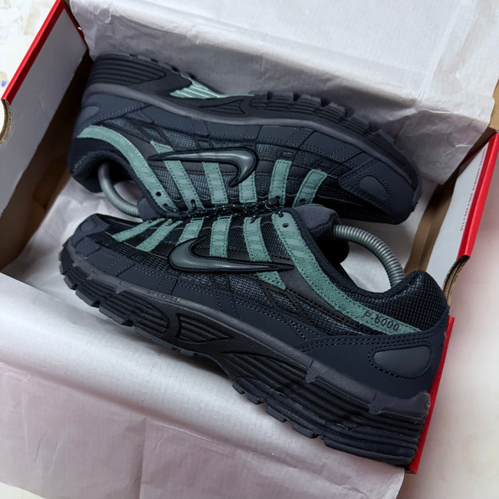 NIKE P-6000 - DARK SMOKE / CLAY GREEN