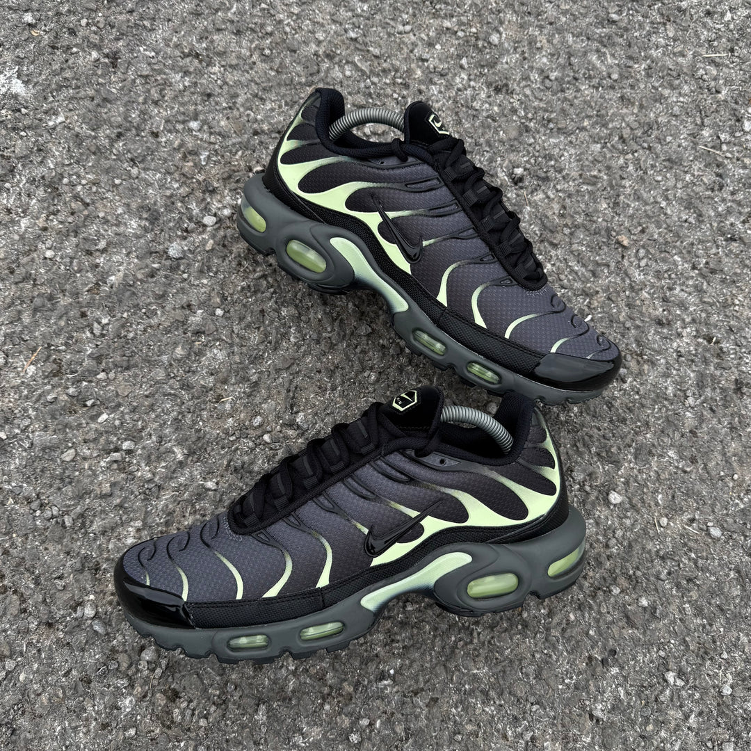 NIKE AIR MAX PLUS TN - BLACK ANTHRACITE / LIQUID LIME