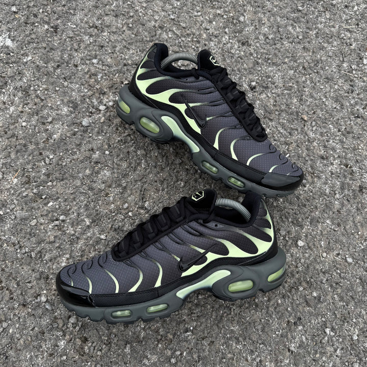 NIKE AIR MAX PLUS TN - BLACK ANTHRACITE / LIQUID LIME