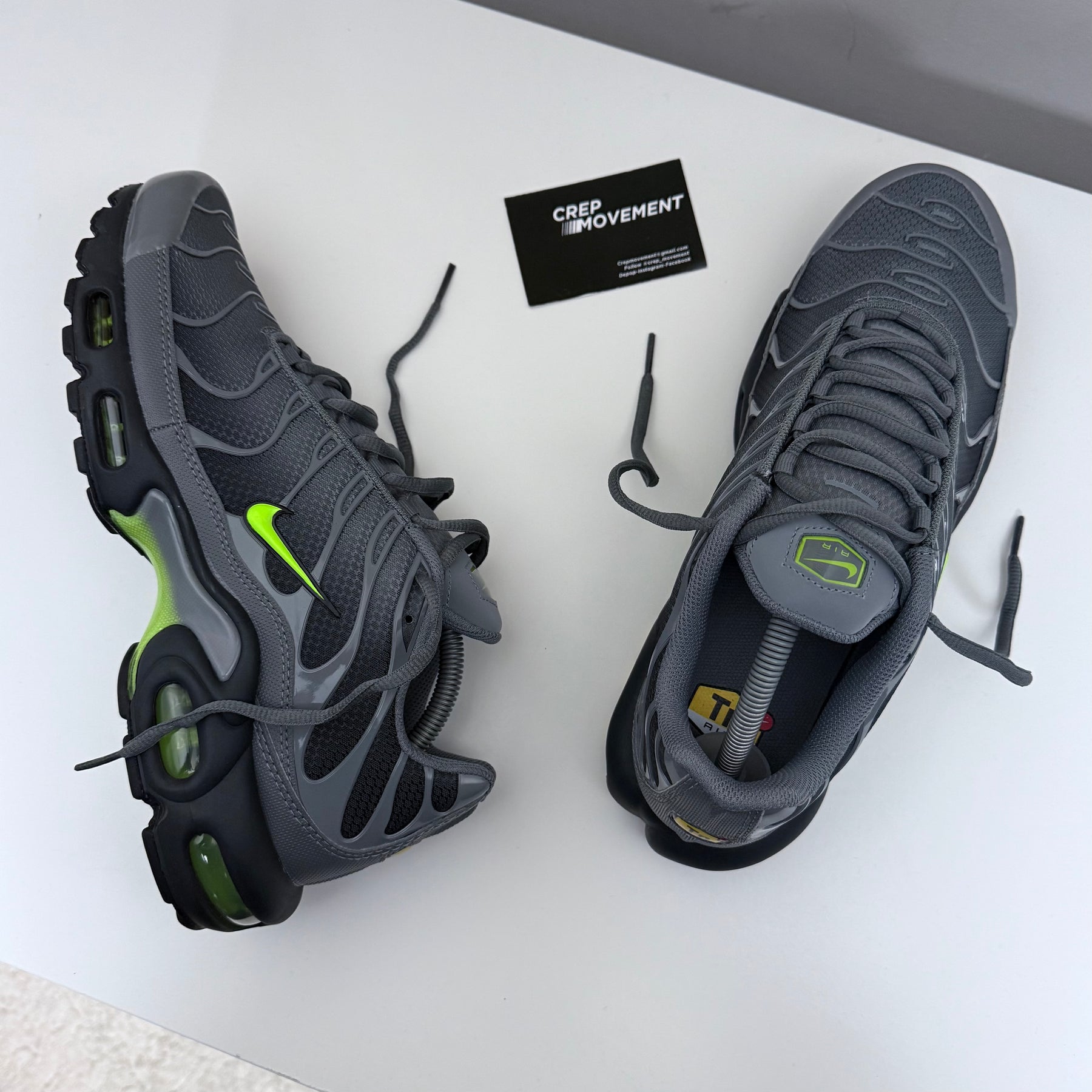 NIKE AIR MAX PLUS TN - SMOKE GREY / VOLT