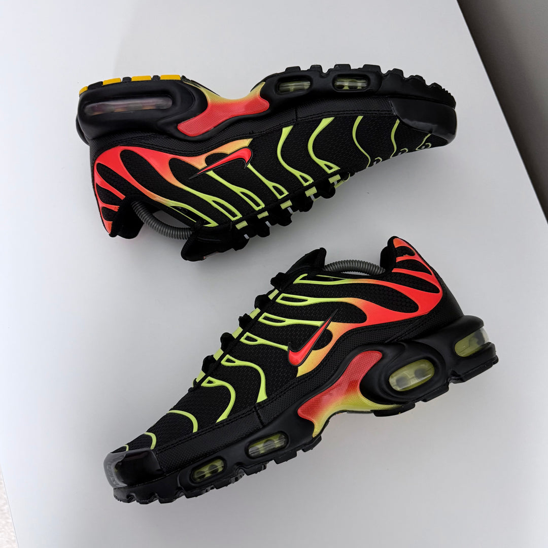 NIKE AIR MAX PLUS TN - BLACK/ CRIMSON LIMELIGHT