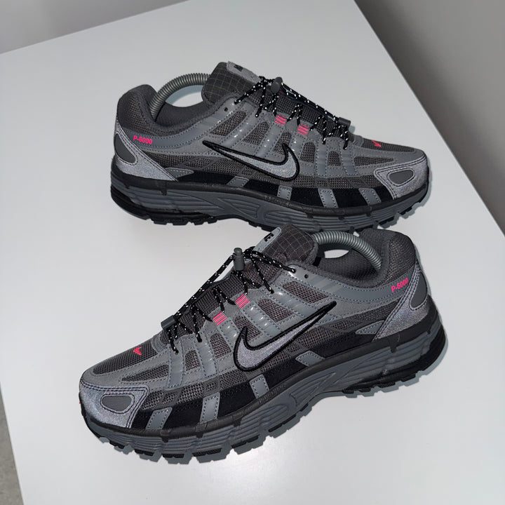 NIKE P-6000 - GREY/ PINK REFLECTIVE
