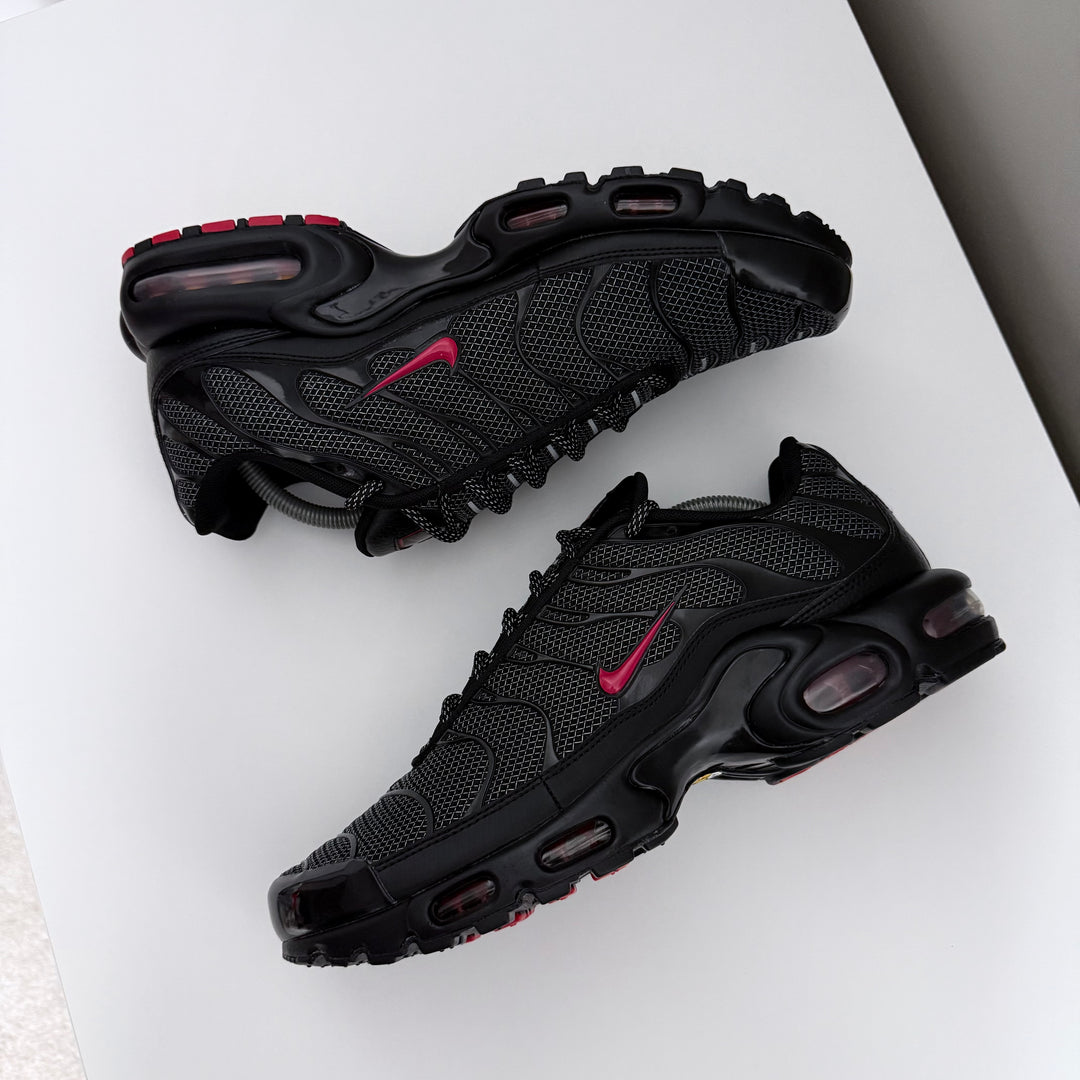 NIKE AIR MAX PLUS TN - BLACK/ UNI RED ‘METAL MESH’