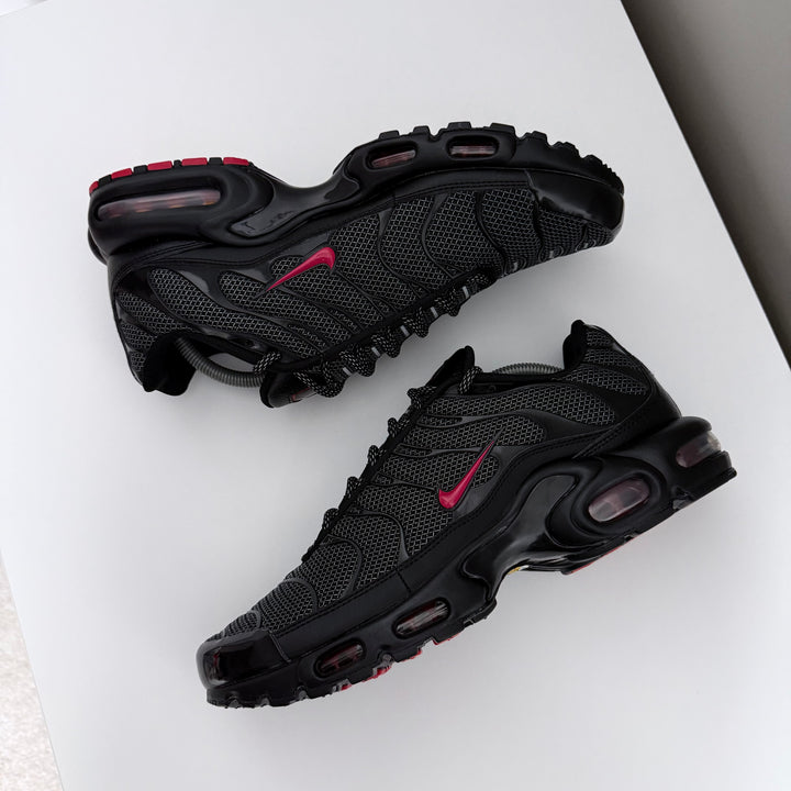 NIKE AIR MAX PLUS TN - BLACK/ UNI RED ‘METAL MESH’