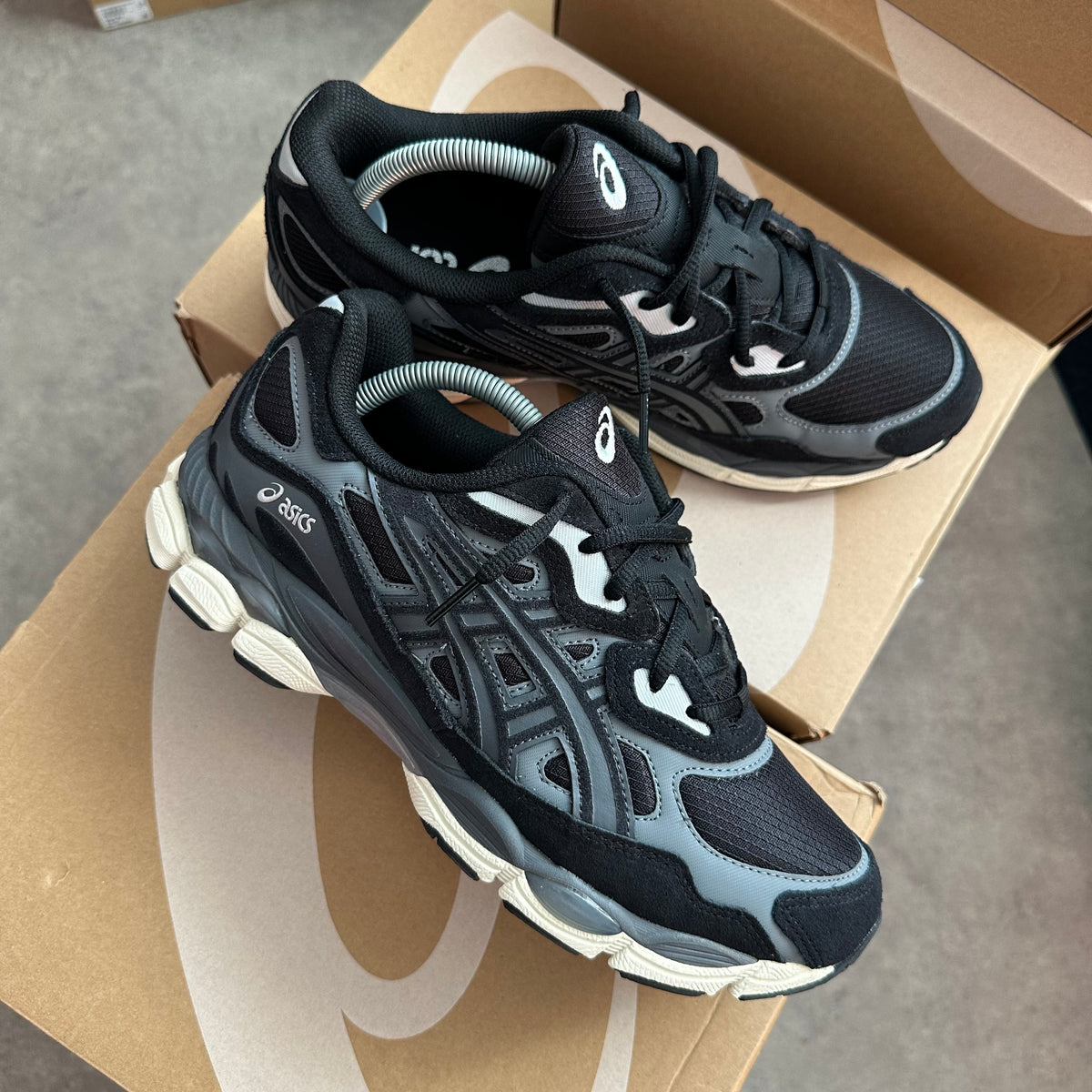 ASICS GEL NYC TRAINER - BLACK / CREAM