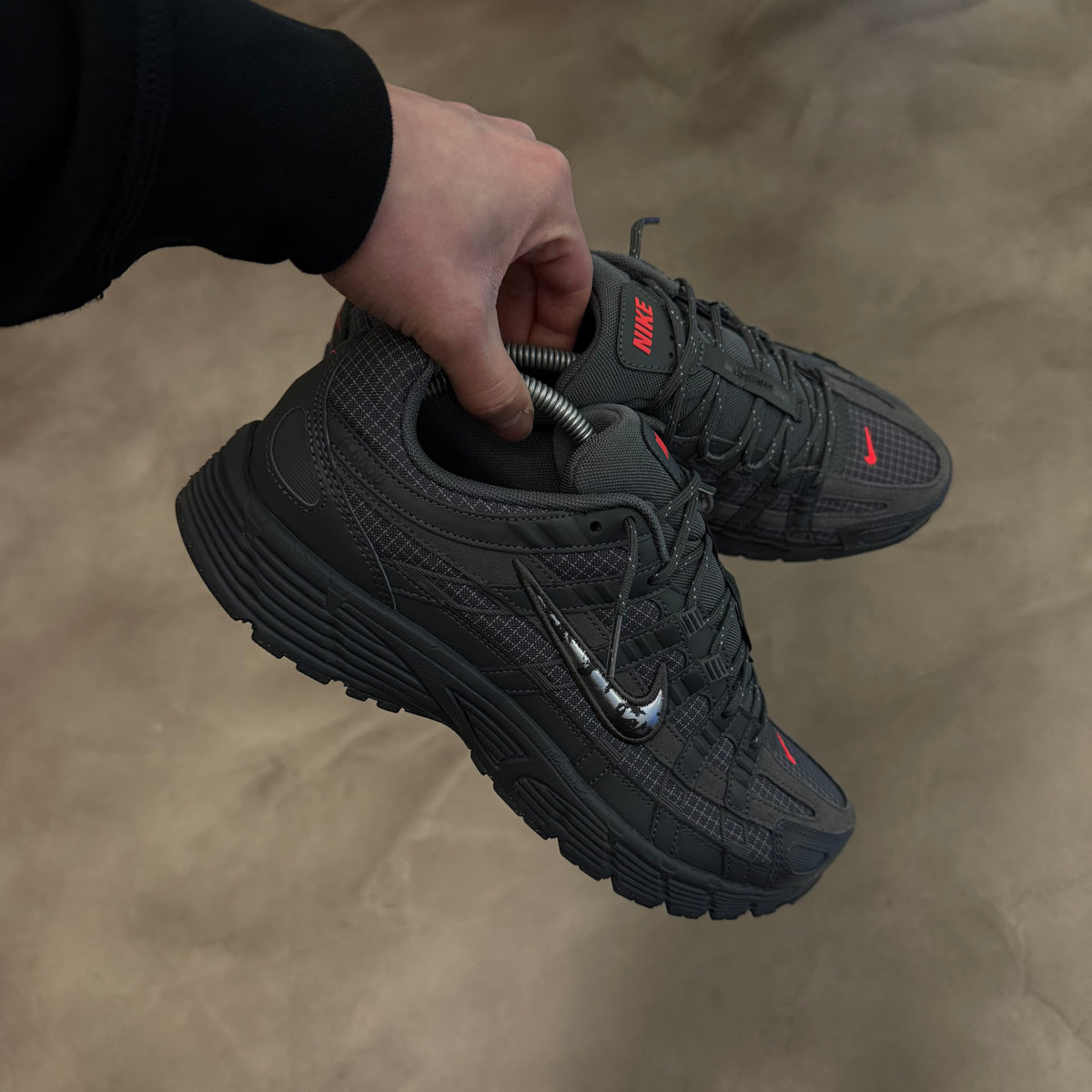 NIKE P-6000 PRM - STEEL GREY / CRIMSON