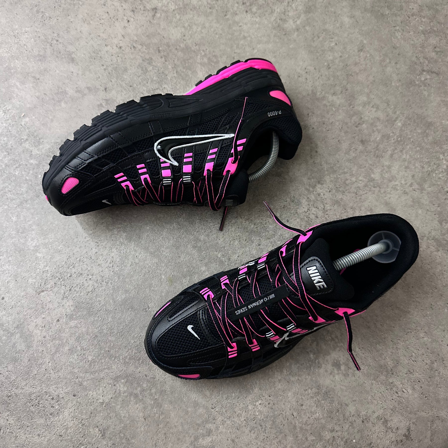 NIKE P-6000 - BLACK / RUSH PINK