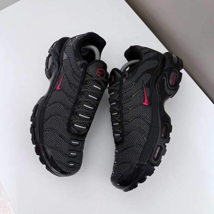 NIKE AIR MAX PLUS TN - BLACK/ UNI RED ‘METAL MESH’