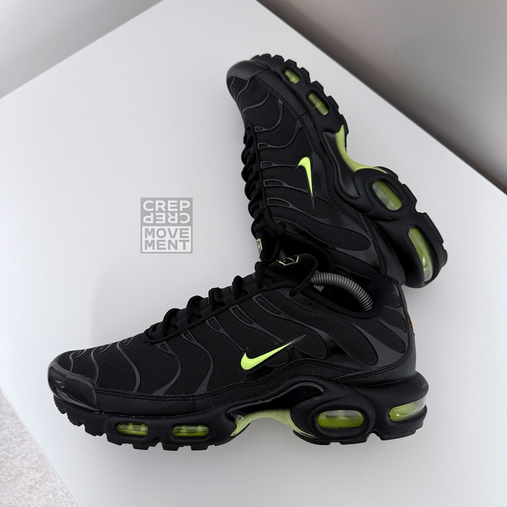 NIKE AIR MAX PLUS TN - BLACK / ICE VOLT