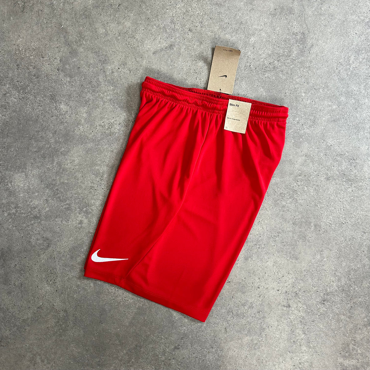 NIKE LOGO ESSENTIAL SHORTS - RUBY RED