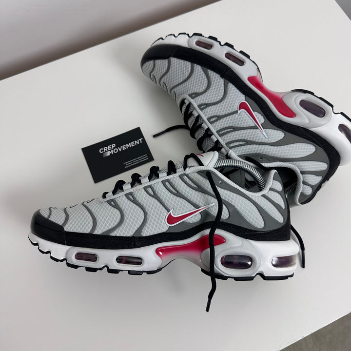 NIKE AIR MAX PLUS TN - SMOKE GREY / PHOTON RED
