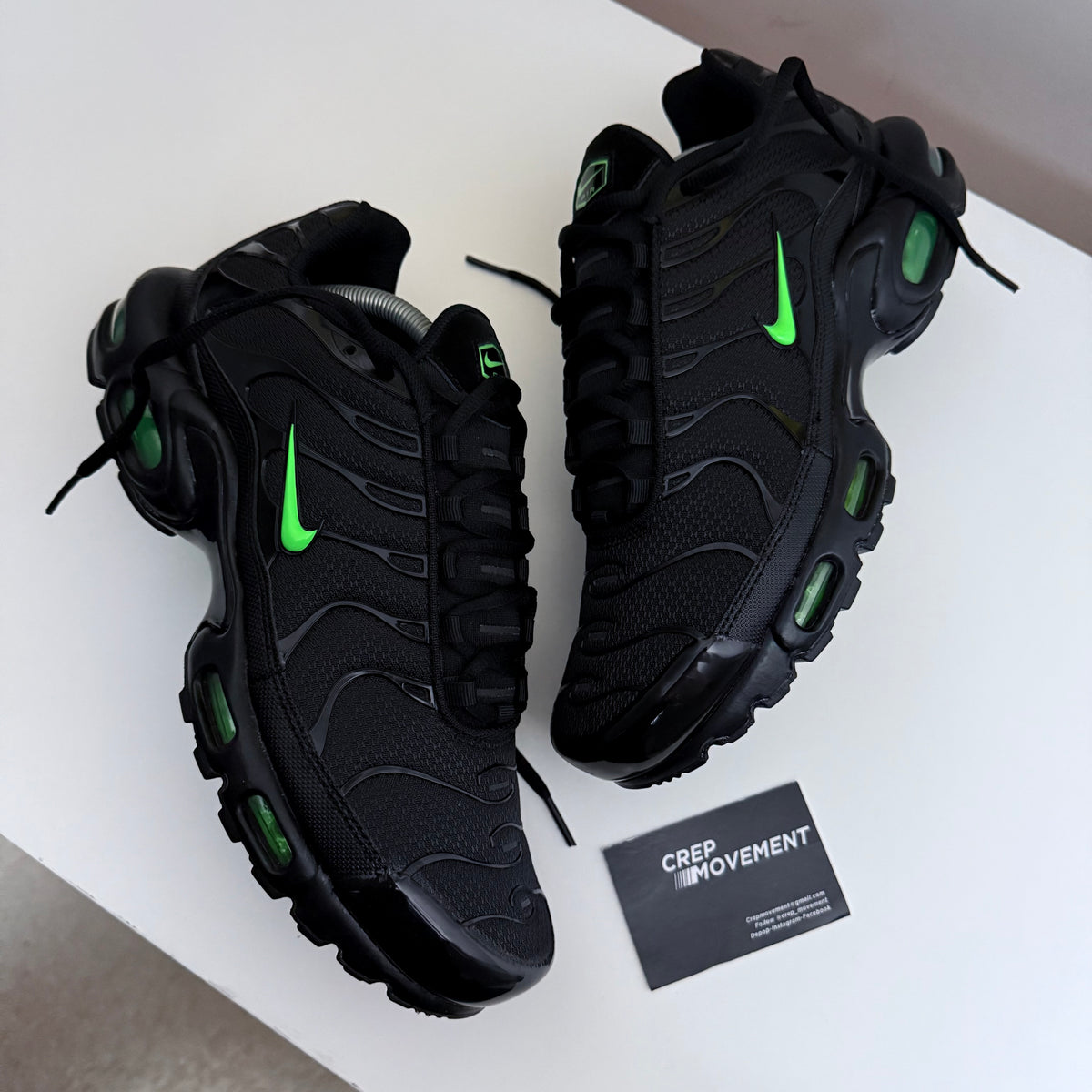 NIKE AIR MAX PLUS TN - BLACK / VENOM GREEN