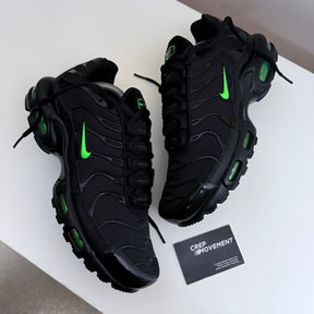 NIKE AIR MAX PLUS TN - BLACK / VENOM GREEN