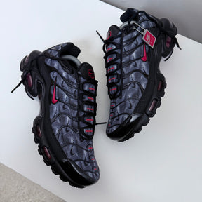 NIKE AIR MAX PLUS TN - REPEAT SWOOSH (BLACK / UNI RED)