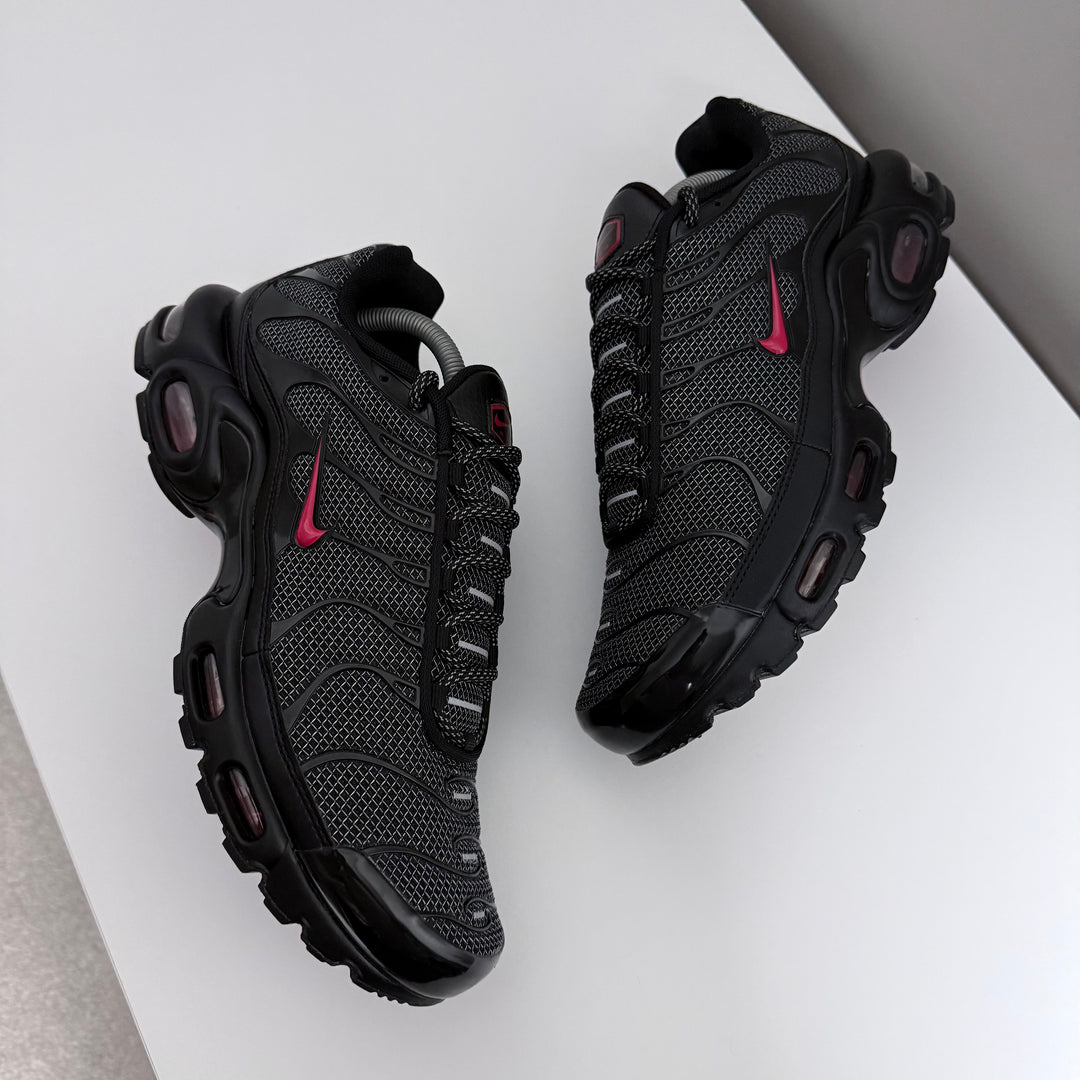 NIKE AIR MAX PLUS TN - BLACK/ UNI RED ‘METAL MESH’