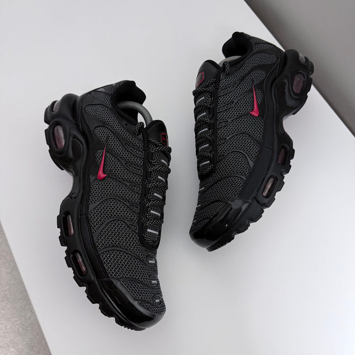 NIKE AIR MAX PLUS TN - BLACK/ UNI RED ‘METAL MESH’