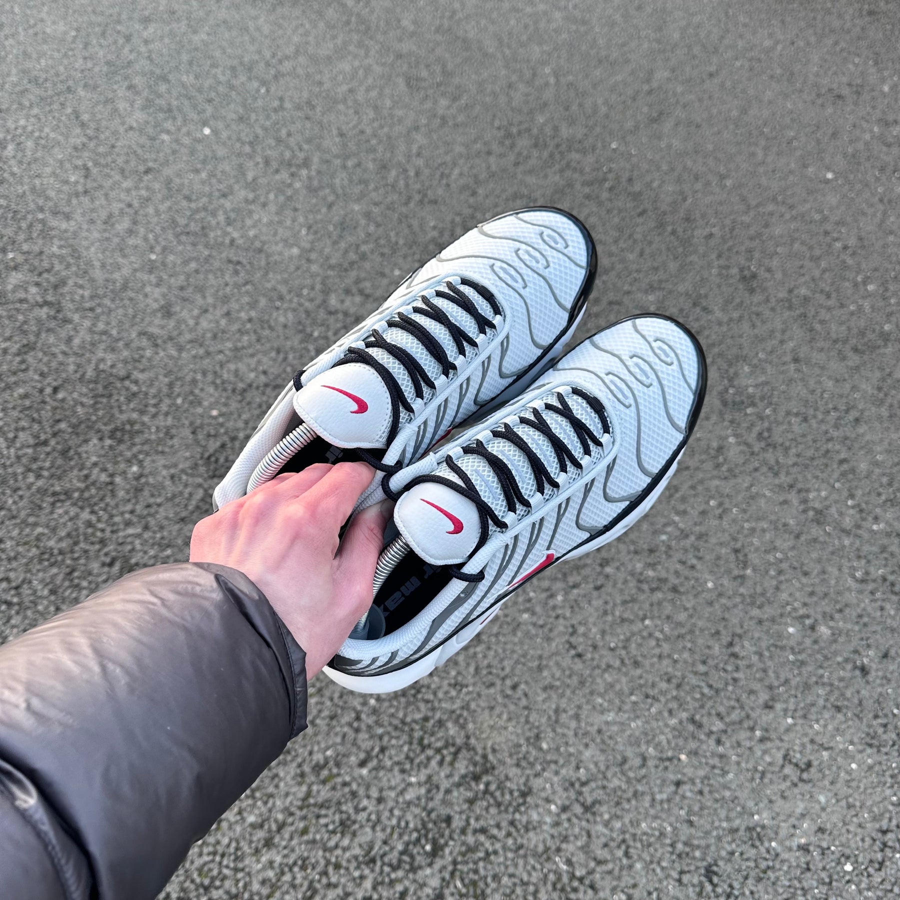 NIKE AIR MAX PLUS TN - SMOKE GREY / RED