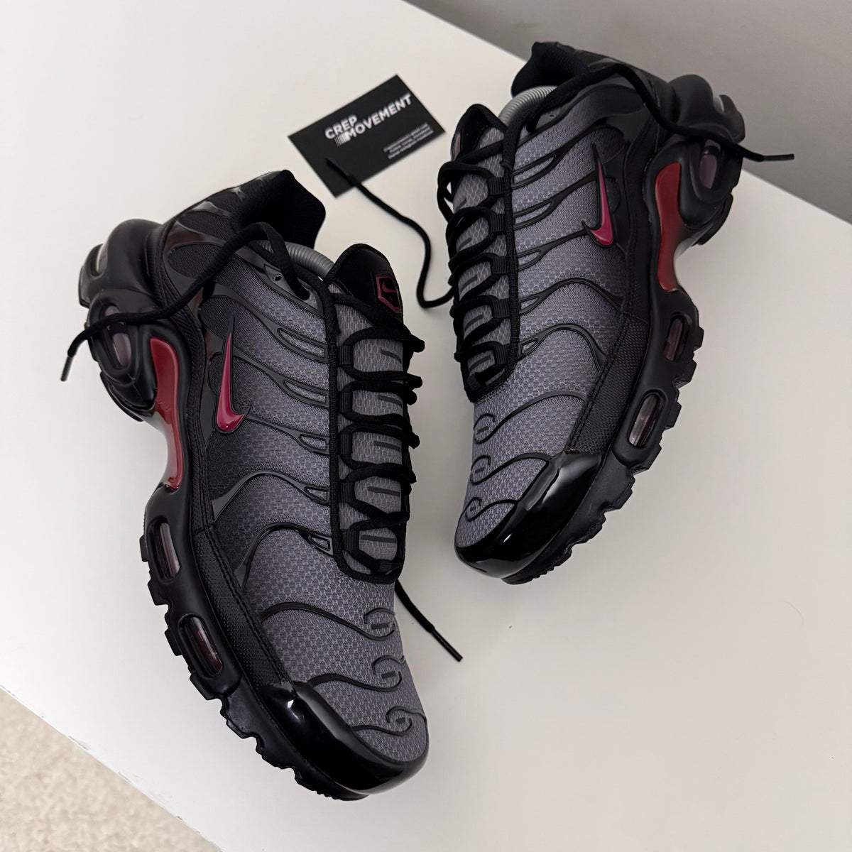 NIKE AIR MAX PLUS TN - BLACK / TEAM RED