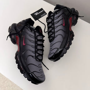 NIKE AIR MAX PLUS TN - BLACK / TEAM RED