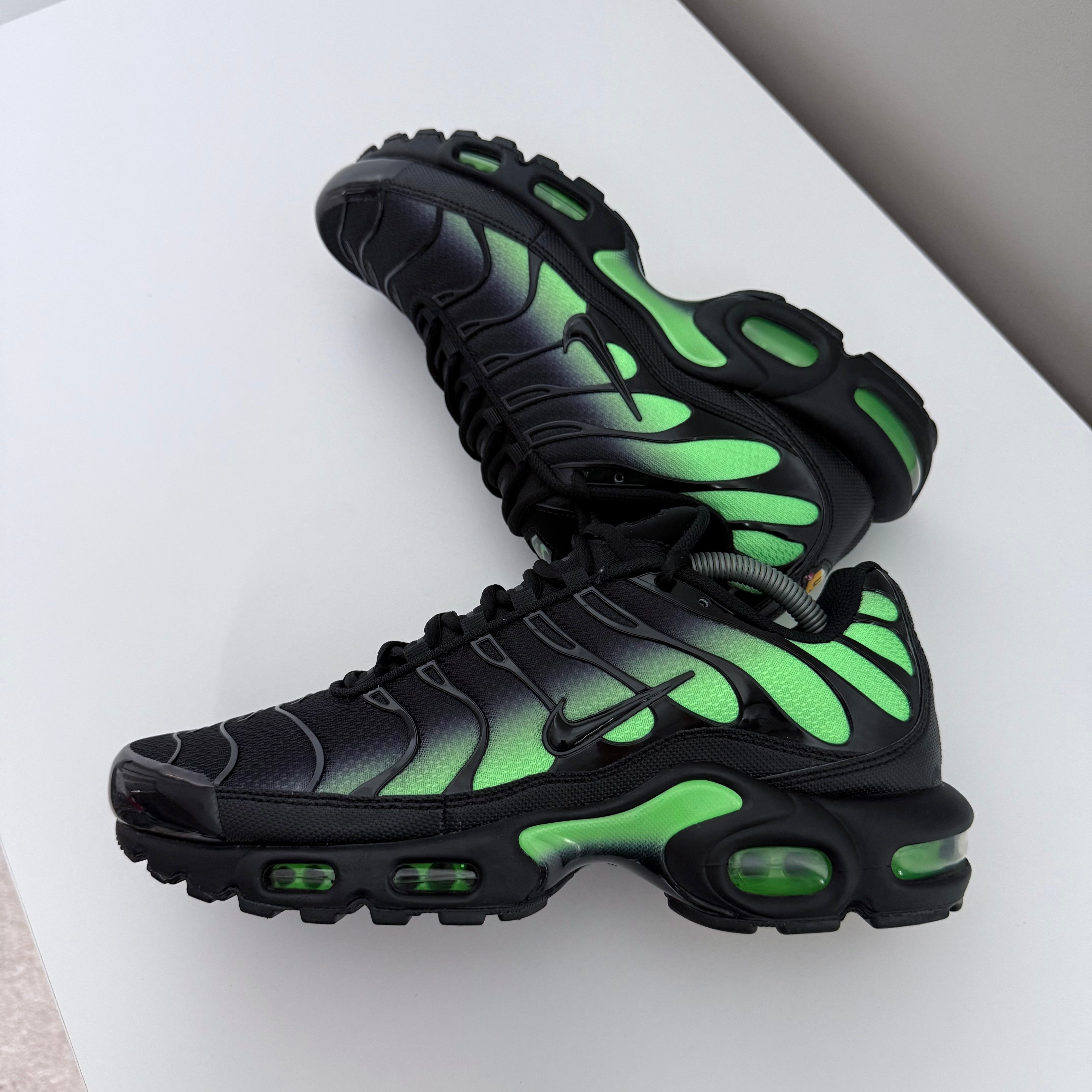 NIKE AIR MAX PLUS TN - BLACK/ ILLUSION GREEN